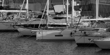 İtalya, Sicilya, Akdeniz, Marina di Ragusa (Ragusa ili); 3 Haziran 2025, limanda lüks yatlar - EDITORIAL