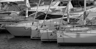 İtalya, Sicilya, Akdeniz, Marina di Ragusa (Ragusa ili); 3 Haziran 2025, limanda lüks yatlar - EDITORIAL