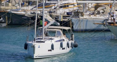 İtalya, Sicilya, Akdeniz, Marina di Ragusa (Ragusa Eyaleti); 4 Haziran 2025, limandaki bir yelkenli ve lüks yatlarda yaşayan insanlar - EDITORIAL