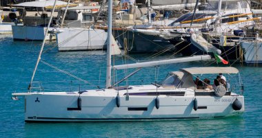 İtalya, Sicilya, Akdeniz, Marina di Ragusa (Ragusa Eyaleti); 4 Haziran 2025, limandaki bir yelkenli ve lüks yatlarda yaşayan insanlar - EDITORIAL