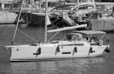 İtalya, Sicilya, Akdeniz, Marina di Ragusa (Ragusa Eyaleti); 4 Haziran 2025, limandaki bir yelkenli ve lüks yatlarda yaşayan insanlar - EDITORIAL