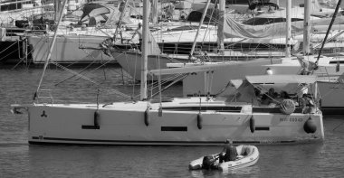 İtalya, Sicilya, Akdeniz, Marina di Ragusa (Ragusa Eyaleti); 4 Haziran 2025, limandaki bir yelkenli ve lüks yatlarda yaşayan insanlar - EDITORIAL