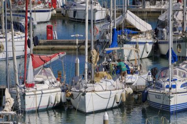 İtalya, Sicilya, Akdeniz, Marina di Ragusa (Ragusa ili); 4 Haziran 2025, limanda yelkenli tekneleri - EDITORIAL