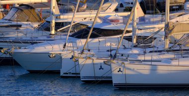 İtalya, Sicilya, Akdeniz, Marina di Ragusa (Ragusa ili); 3 Haziran 2025, limanda lüks yatlar - EDITORIAL