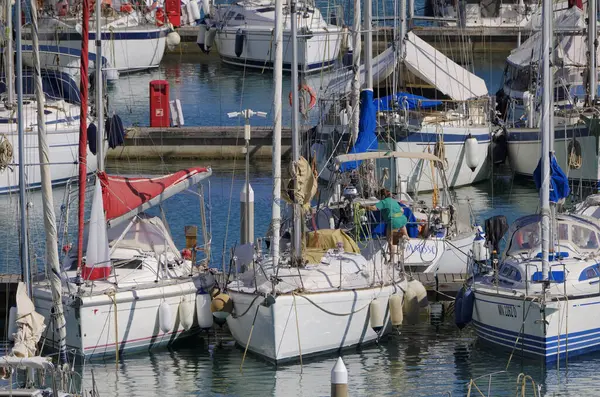 İtalya, Sicilya, Akdeniz, Marina di Ragusa (Ragusa ili); 4 Haziran 2025, limanda yelkenli tekneleri - EDITORIAL