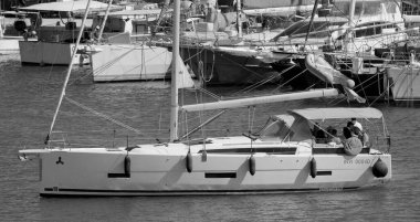 İtalya, Sicilya, Akdeniz, Marina di Ragusa (Ragusa Eyaleti); 4 Haziran 2025, limandaki bir yelkenli ve lüks yatlarda yaşayan insanlar - EDITORIAL