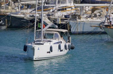 İtalya, Sicilya, Akdeniz, Marina di Ragusa (Ragusa Eyaleti); 4 Haziran 2025, limandaki bir yelkenli ve lüks yatlarda yaşayan insanlar - EDITORIAL