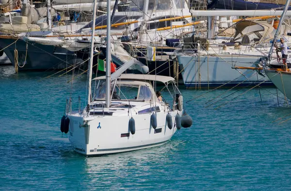 İtalya, Sicilya, Akdeniz, Marina di Ragusa (Ragusa Eyaleti); 4 Haziran 2025, limandaki bir yelkenli ve lüks yatlarda yaşayan insanlar - EDITORIAL