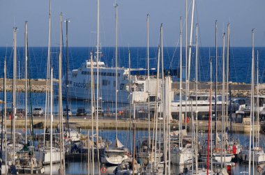 İtalya, Sicilya, Akdeniz, Marina di Ragusa (Ragusa ili); 4 Haziran 2025, Sicilya 'yı Malta adasına bağlayan feribot ve limandaki lüks yatlar - EDITORIAL