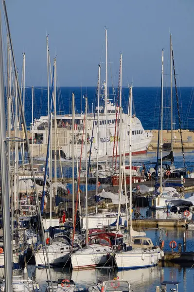 İtalya, Sicilya, Akdeniz, Marina di Ragusa (Ragusa ili); 4 Haziran 2025, Sicilya 'yı Malta adasına bağlayan feribot ve limandaki lüks yatlar - EDITORIAL