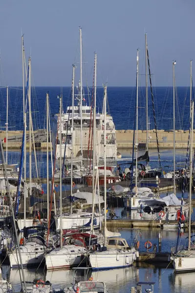 İtalya, Sicilya, Akdeniz, Marina di Ragusa (Ragusa ili); 4 Haziran 2025, Sicilya 'yı Malta adasına bağlayan feribot ve limandaki lüks yatlar - EDITORIAL