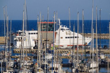 İtalya, Sicilya, Akdeniz, Marina di Ragusa (Ragusa ili); 4 Haziran 2025, Sicilya 'yı Malta adasına bağlayan feribot ve limandaki lüks yatlar - EDITORIAL