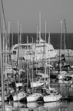 İtalya, Sicilya, Akdeniz, Marina di Ragusa (Ragusa ili); 4 Haziran 2025, Sicilya 'yı Malta adasına bağlayan feribot ve limandaki lüks yatlar - EDITORIAL