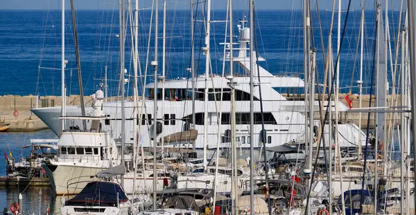 İtalya, Sicilya, Akdeniz, Marina di Ragusa (Ragusa Eyaleti); limana giren büyük lüks bir yatın manzarası 