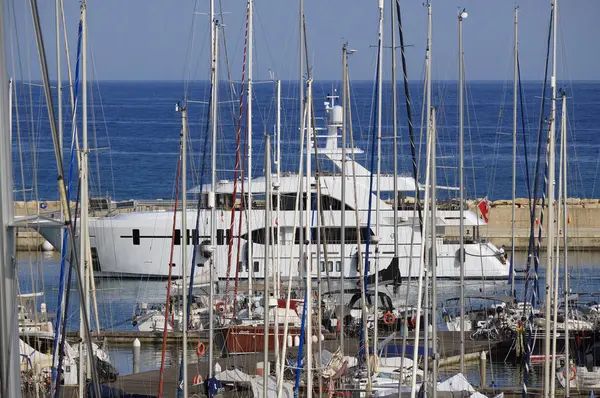 İtalya, Sicilya, Akdeniz, Marina di Ragusa (Ragusa Eyaleti); limana giren büyük lüks bir yatın manzarası 