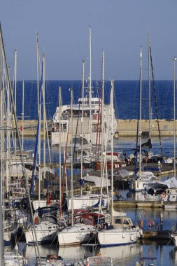 İtalya, Sicilya, Akdeniz, Marina di Ragusa (Ragusa ili); 4 Haziran 2025, Sicilya 'yı Malta adasına bağlayan feribot ve limandaki lüks yatlar - EDITORIAL