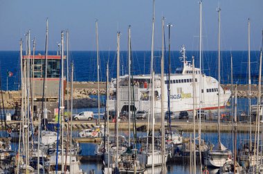 İtalya, Sicilya, Akdeniz, Marina di Ragusa (Ragusa ili); 4 Haziran 2025, Sicilya 'yı Malta adasına bağlayan feribot ve limandaki lüks yatlar - EDITORIAL