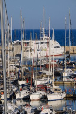 İtalya, Sicilya, Akdeniz, Marina di Ragusa (Ragusa ili); 4 Haziran 2025, Sicilya 'yı Malta adasına bağlayan feribot ve limandaki lüks yatlar - EDITORIAL