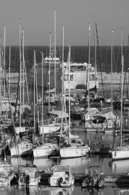 İtalya, Sicilya, Akdeniz, Marina di Ragusa (Ragusa ili); 4 Haziran 2025, Sicilya 'yı Malta adasına bağlayan feribot ve limandaki lüks yatlar - EDITORIAL