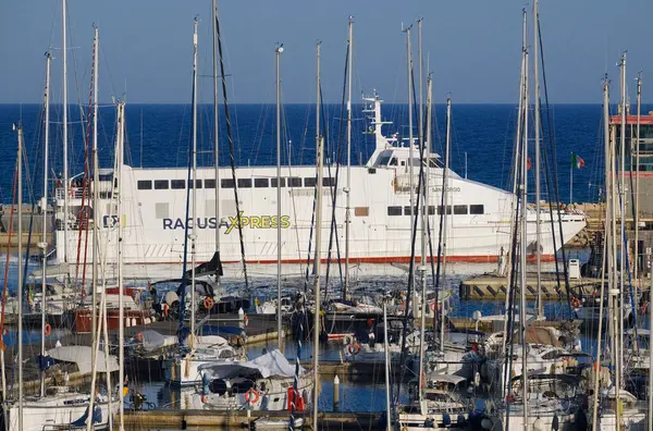 İtalya, Sicilya, Akdeniz, Marina di Ragusa (Ragusa ili); 4 Haziran 2025, Sicilya 'yı Malta adasına bağlayan feribot ve limandaki lüks yatlar - EDITORIAL