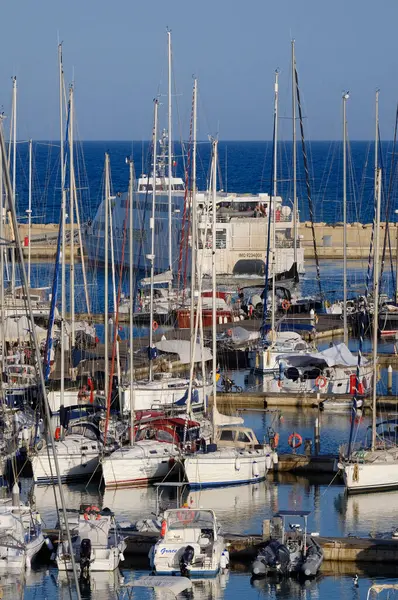 İtalya, Sicilya, Akdeniz, Marina di Ragusa (Ragusa ili); 4 Haziran 2025, Sicilya 'yı Malta adasına bağlayan feribot ve limandaki lüks yatlar - EDITORIAL