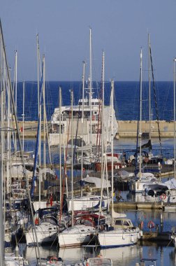 İtalya, Sicilya, Akdeniz, Marina di Ragusa (Ragusa ili); 4 Haziran 2025, Sicilya 'yı Malta adasına bağlayan feribot ve limandaki lüks yatlar - EDITORIAL