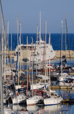 İtalya, Sicilya, Akdeniz, Marina di Ragusa (Ragusa ili); 4 Haziran 2025, Sicilya 'yı Malta adasına bağlayan feribot ve limandaki lüks yatlar - EDITORIAL