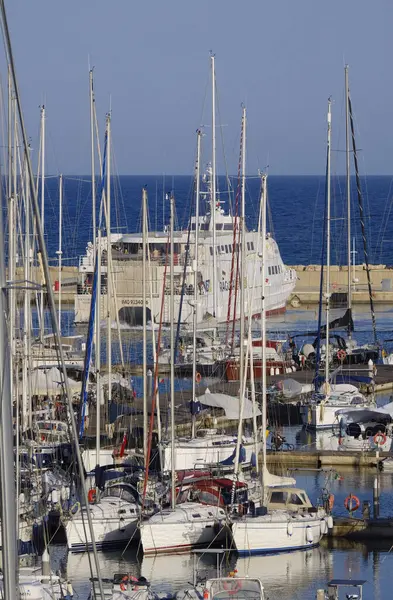 İtalya, Sicilya, Akdeniz, Marina di Ragusa (Ragusa ili); 4 Haziran 2025, Sicilya 'yı Malta adasına bağlayan feribot ve limandaki lüks yatlar - EDITORIAL