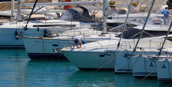 İtalya, Sicilya, Akdeniz, Marina di Ragusa (Ragusa Eyaleti); 1 Haziran 2025, limanda lüks bir yatta çift - EDITORIAL