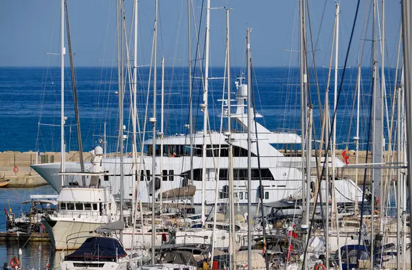 İtalya, Sicilya, Akdeniz, Marina di Ragusa (Ragusa Eyaleti); limana giren büyük lüks bir yatın manzarası 