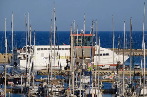 İtalya, Sicilya, Akdeniz, Marina di Ragusa (Ragusa ili); 4 Haziran 2025, Sicilya 'yı Malta adasına bağlayan feribot ve limandaki lüks yatlar - EDITORIAL