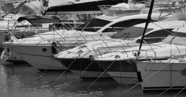 İtalya, Sicilya, Akdeniz, Marina di Ragusa (Ragusa ili); 3 Haziran 2025, limanda lüks yatlar - EDITORIAL