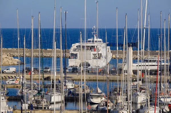 İtalya, Sicilya, Akdeniz, Marina di Ragusa (Ragusa ili); 4 Haziran 2025, Sicilya 'yı Malta adasına bağlayan feribot ve limandaki lüks yatlar - EDITORIAL