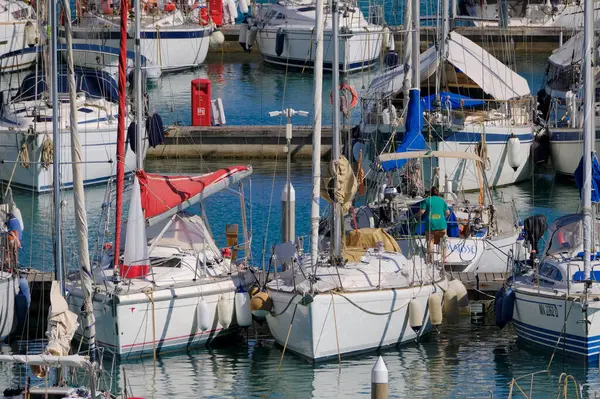 İtalya, Sicilya, Akdeniz, Marina di Ragusa (Ragusa ili); 4 Haziran 2025, limanda yelkenli tekneleri - EDITORIAL