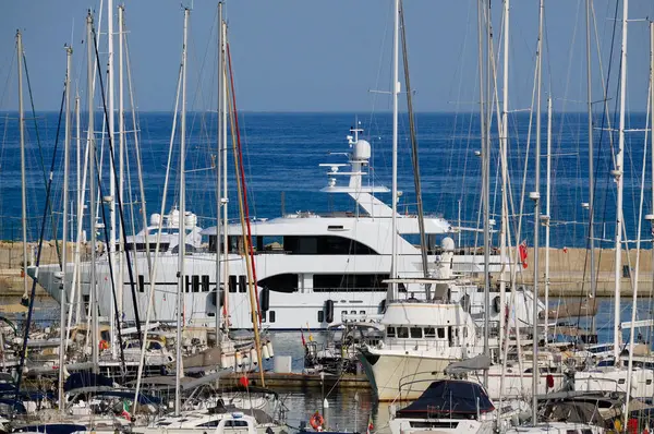 İtalya, Sicilya, Akdeniz, Marina di Ragusa (Ragusa Eyaleti); limana giren büyük lüks bir yatın manzarası 