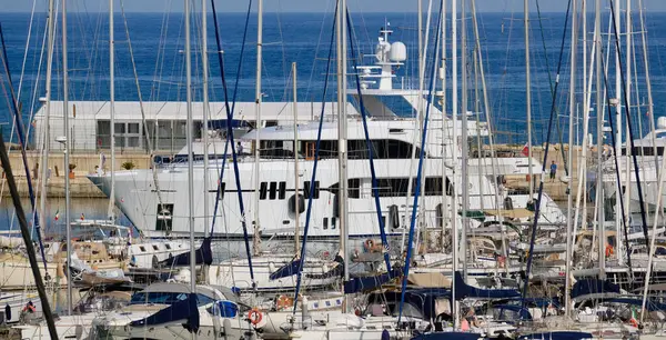 İtalya, Sicilya, Akdeniz, Marina di Ragusa (Ragusa Eyaleti); limana giren büyük lüks bir yatın manzarası 
