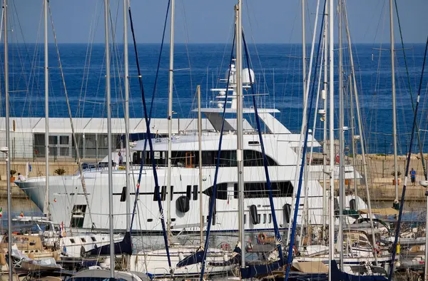 İtalya, Sicilya, Akdeniz, Marina di Ragusa (Ragusa Eyaleti); limana giren büyük lüks bir yatın manzarası 