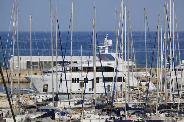 İtalya, Sicilya, Akdeniz, Marina di Ragusa (Ragusa Eyaleti); limana giren büyük lüks bir yatın manzarası 