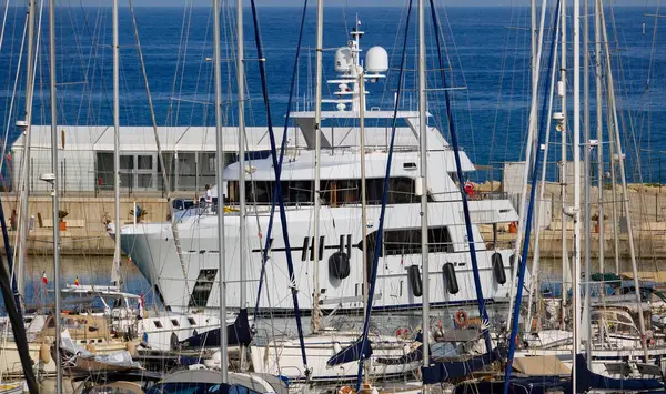 İtalya, Sicilya, Akdeniz, Marina di Ragusa (Ragusa Eyaleti); limana giren büyük lüks bir yatın manzarası 