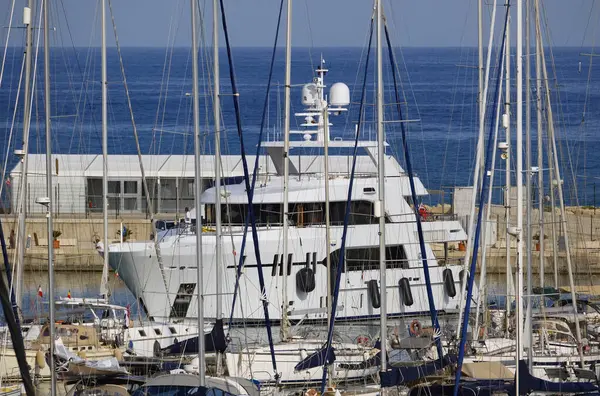 İtalya, Sicilya, Akdeniz, Marina di Ragusa (Ragusa Eyaleti); limana giren büyük lüks bir yatın manzarası 
