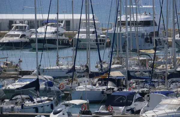 İtalya, Sicilya, Akdeniz, Marina di Ragusa (Ragusa ili); 6 Haziran 2025, limanda motorlu tekneler ve lüks yatlar - EDITORIAL