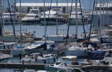 İtalya, Sicilya, Akdeniz, Marina di Ragusa (Ragusa ili); 6 Haziran 2025, limanda motorlu tekneler ve lüks yatlar - EDITORIAL