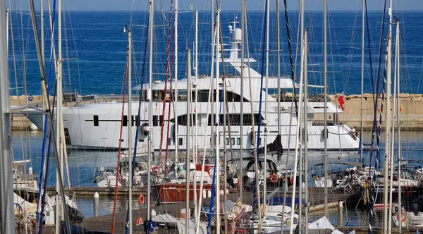 İtalya, Sicilya, Akdeniz, Marina di Ragusa (Ragusa Eyaleti); limana giren büyük lüks bir yatın manzarası 