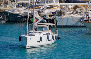 İtalya, Sicilya, Akdeniz, Marina di Ragusa (Ragusa Eyaleti); 4 Haziran 2025, limandaki bir yelkenli ve lüks yatlarda yaşayan insanlar - EDITORIAL