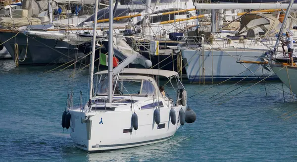 İtalya, Sicilya, Akdeniz, Marina di Ragusa (Ragusa Eyaleti); 4 Haziran 2025, limandaki bir yelkenli ve lüks yatlarda yaşayan insanlar - EDITORIAL