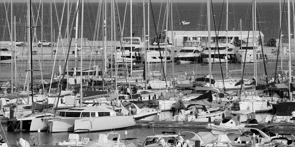 İtalya, Sicilya, Akdeniz, Marina di Ragusa (Ragusa ili); 6 Haziran 2025, limanda motorlu tekneler ve lüks yatlar - EDITORIAL