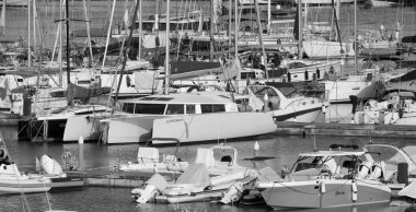 İtalya, Sicilya, Akdeniz, Marina di Ragusa (Ragusa ili); 6 Haziran 2025, limanda motorlu tekneler ve lüks yatlar - EDITORIAL