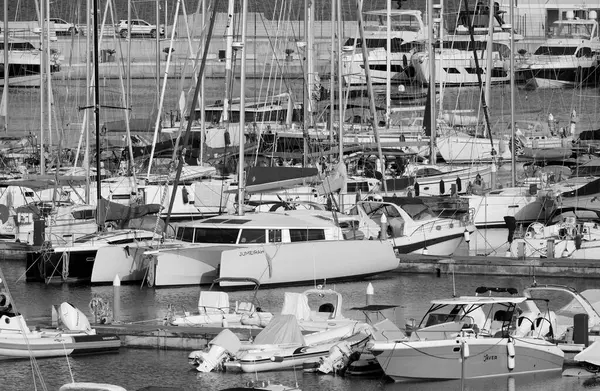 İtalya, Sicilya, Akdeniz, Marina di Ragusa (Ragusa ili); 6 Haziran 2025, limanda motorlu tekneler ve lüks yatlar - EDITORIAL