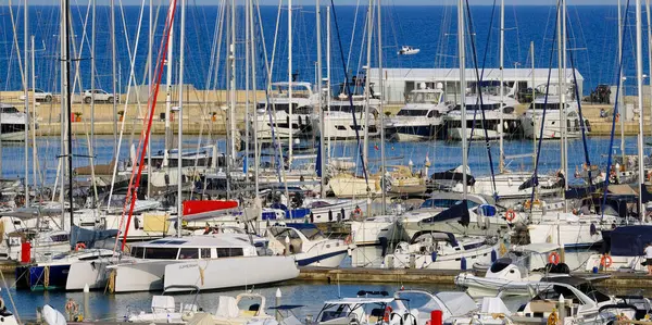 İtalya, Sicilya, Akdeniz, Marina di Ragusa (Ragusa ili); 6 Haziran 2025, limanda motorlu tekneler ve lüks yatlar - EDITORIAL