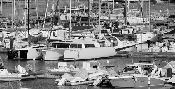 İtalya, Sicilya, Akdeniz, Marina di Ragusa (Ragusa ili); 6 Haziran 2025, limanda motorlu tekneler ve lüks yatlar - EDITORIAL